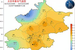 大男孩穿搭！本-西蒙斯今日替补席身穿一身暖色系休闲装